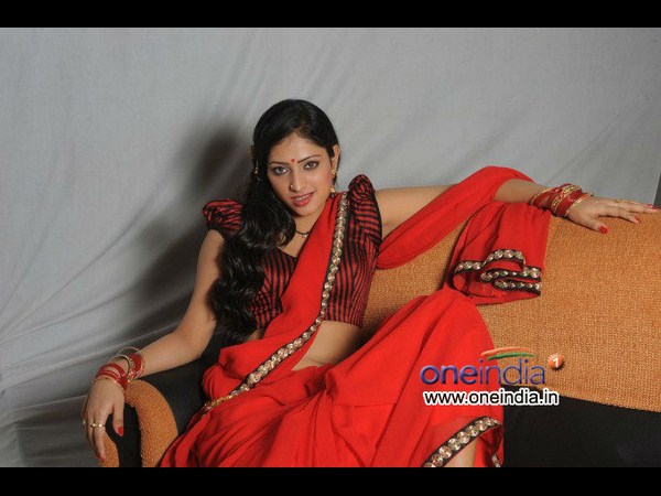 బీరు మత్తులో...హీరోయిన్ ( హాట్ ఫోటోలు)