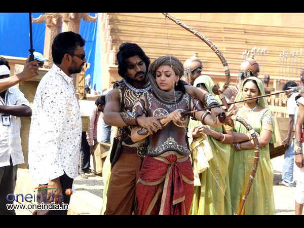 కత్తిలాంటి హీరోయిన్లు, కత్తిపట్టి రక్తం చిందిస్తే!(ఫోటో ఫీచర్)