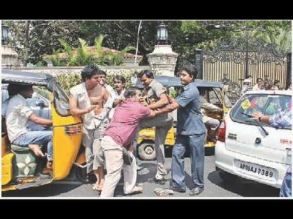 రామ్ చరణ్ బాడీగార్డ్స్ దాడి...ఫోటోలు