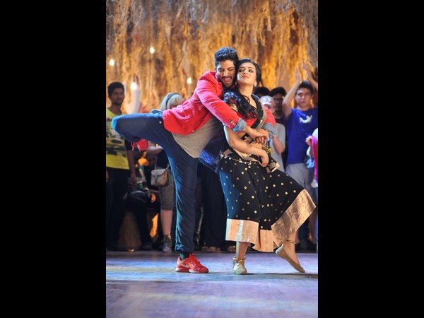 నిజంగానే టాప్ లేపిన అల్లు అర్జున్, కేథరిన్( ఫోటోలు)