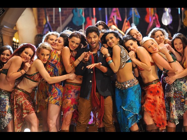 నిజంగానే టాప్ లేపిన అల్లు అర్జున్, కేథరిన్( ఫోటోలు)