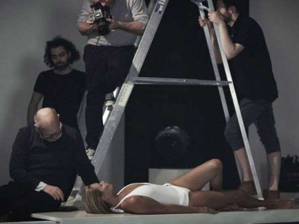 అందాల ఘాటు నశాలానికి, నగ్నంగా సెక్సీలేడీ (ఫోటోలు)