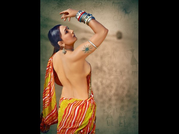 టాప్‌లెస్ అందాలతో రమ్యశ్రీ ఆంటీ...‘ఓ మల్లి’(ఫోటోలు)