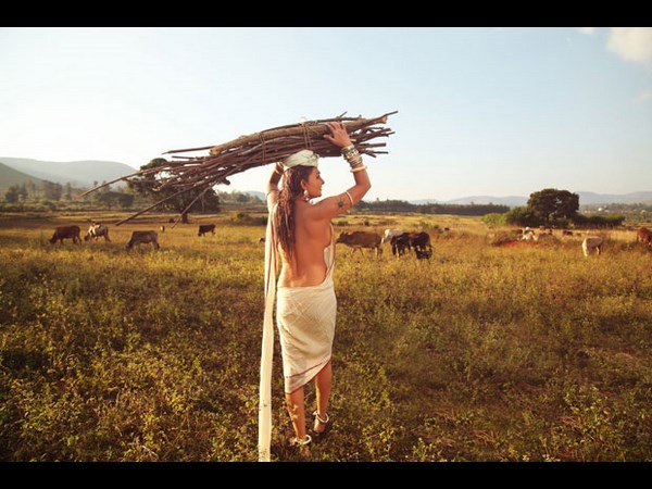 టాప్‌లెస్ అందాలతో రమ్యశ్రీ ఆంటీ...‘ఓ మల్లి’(ఫోటోలు)