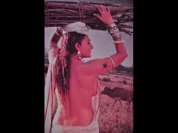 టాప్‌లెస్ అందాలతో రమ్యశ్రీ ఆంటీ...‘ఓ మల్లి’(ఫోటోలు)