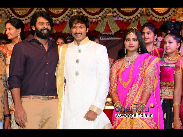 రాజసం ఉట్టిపడేలా ప్రభాస్ లుక్...(ఫోటోలు)