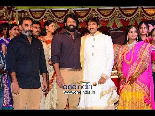 రాజసం ఉట్టిపడేలా ప్రభాస్ లుక్...(ఫోటోలు)