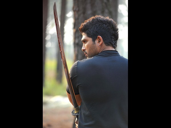 'ఇద్దరమ్మాయిలతో' లో అదిరే బన్ని యాక్షన్ (కొత్త ఫోటోలు)