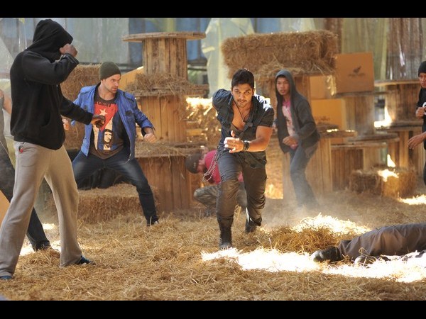 'ఇద్దరమ్మాయిలతో' లో అదిరే బన్ని యాక్షన్ (కొత్త ఫోటోలు)