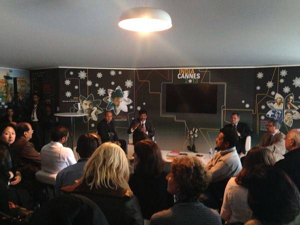 ఫోటోలు: సతీసమేతంగా చిరు, చరణ్ @ కాన్స్ ఫిల్మ్ఫెస్ట్