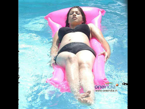 సెక్సీ లక్ష్మీరాయ్ బలుపు చూస్తిరా..!(ఫోటోలు)