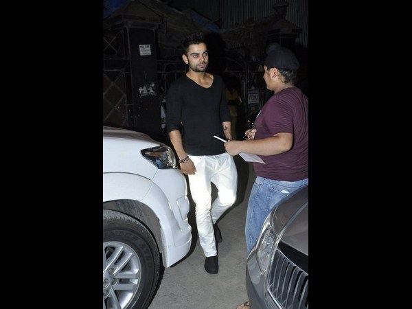 సైఫ్, కరీనాలతో పాటు పార్టీలో విరాట్, జహీర్ (ఫోటోలు)