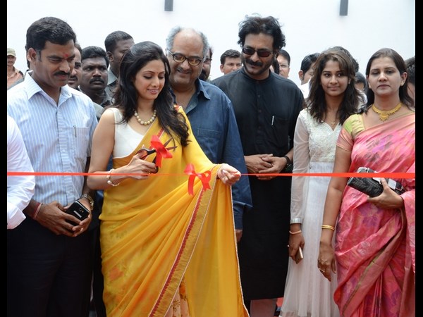 ఫొటోలు: శ్రీదేవి ఇలా రిబ్బన్ కట్ చేస్తూ బోనీతో..