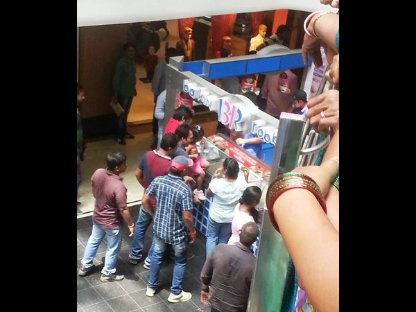 లొకేషన్ లో పవన్... కూతురుతో..(ఫోటోలు)