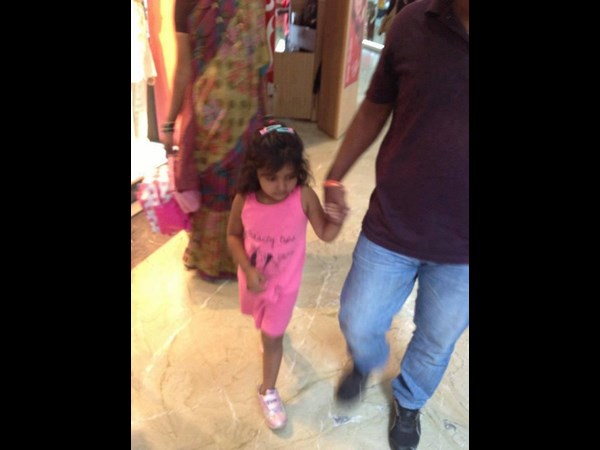 లొకేషన్ లో పవన్... కూతురుతో..(ఫోటోలు)