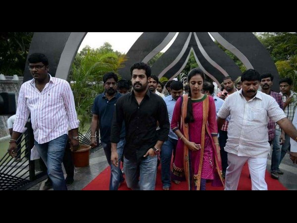 జూ ఎన్టీఆర్, లక్ష్మీప్రణతి @ఎన్టీఆర్ ఘాట్(ఫోటోలు)