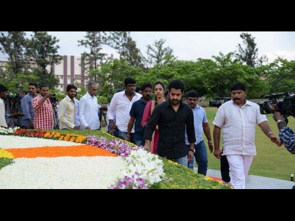 జూ ఎన్టీఆర్, లక్ష్మీప్రణతి @ఎన్టీఆర్ ఘాట్(ఫోటోలు)