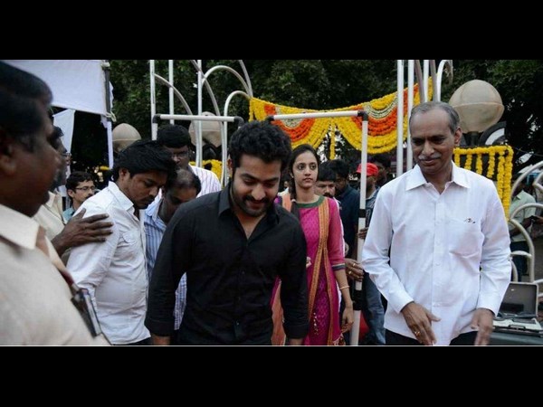 జూ ఎన్టీఆర్, లక్ష్మీప్రణతి @ఎన్టీఆర్ ఘాట్(ఫోటోలు)