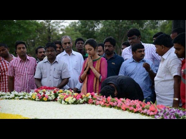 జూ ఎన్టీఆర్, లక్ష్మీప్రణతి @ఎన్టీఆర్ ఘాట్(ఫోటోలు)