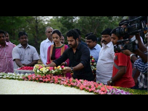 జూ ఎన్టీఆర్, లక్ష్మీప్రణతి @ఎన్టీఆర్ ఘాట్(ఫోటోలు)