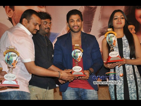 బన్నీ ఇరక్కొట్టి కుమ్మేసాడు : పూరి(ప్లాటినమ్ డిస్క్ ఫోటోలు)