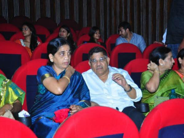 ఫ్యామిలీతో సినిమా చూసిన అల్లు అర్జున్ 