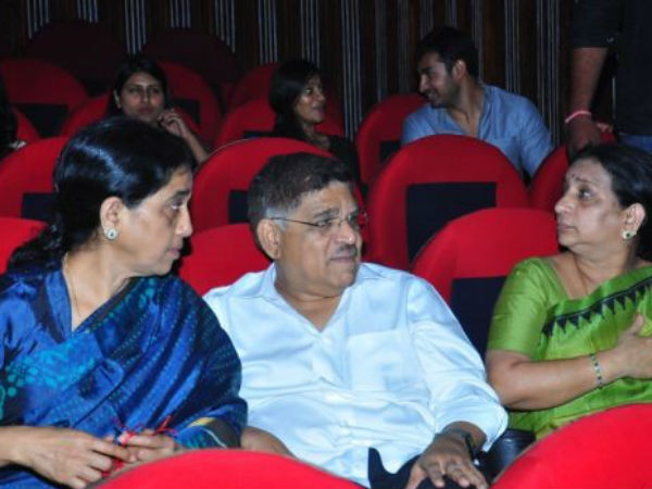 ఫ్యామిలీతో సినిమా చూసిన అల్లు అర్జున్ 