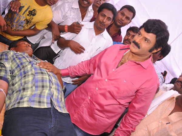  రక్తదానం చేసిన అభిమానులు