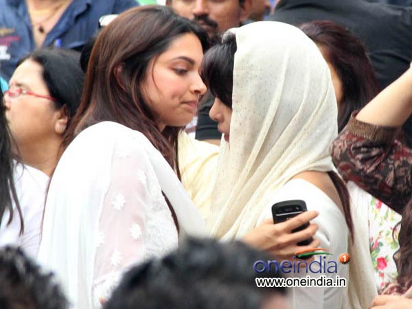 ప్రియాంక చోప్రాతో దీపిక పడుకొనె