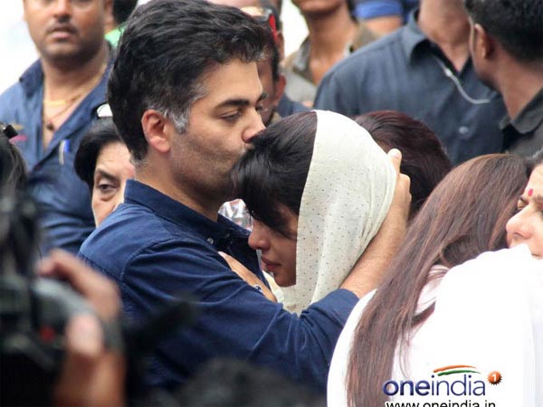 ప్రియాంకను ఓదారుస్తున్న కరణ్ జోహార్