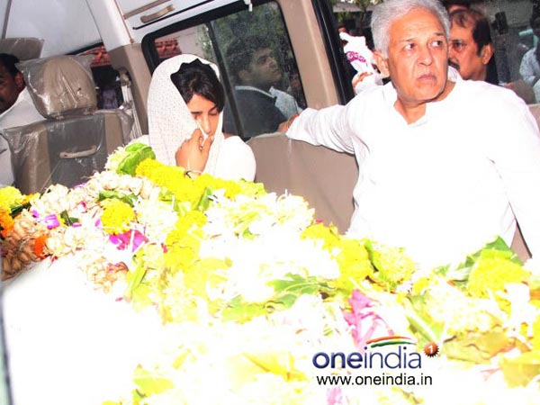 తండ్రి మృతదేహం వద్ద ప్రియాంక