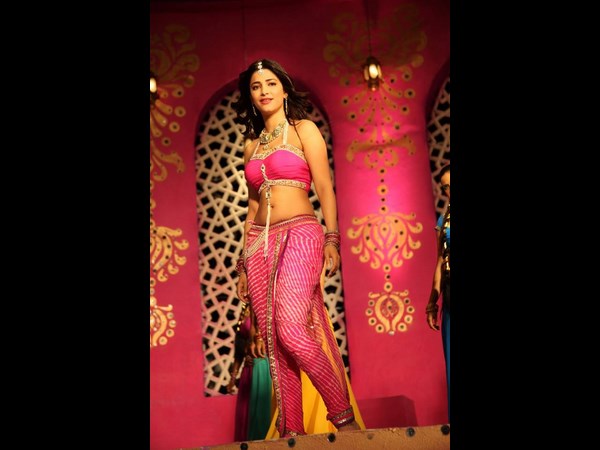 శృతి మించిన శృతిహాసన్( హాట్ ఫోటోలు)