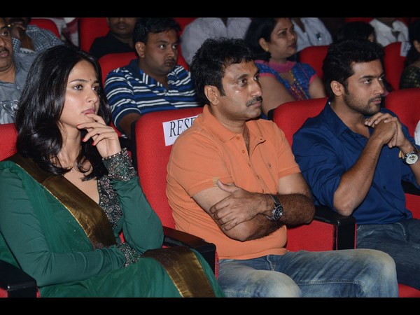 స్టేజీపై అనూష్క అదిరిపోయే డాన్స్ ...(ఫోటో ఫీచర్)