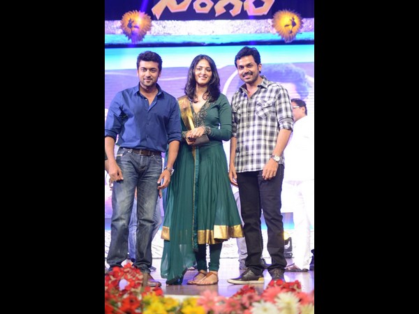 స్టేజీపై అనూష్క అదిరిపోయే డాన్స్ ...(ఫోటో ఫీచర్)