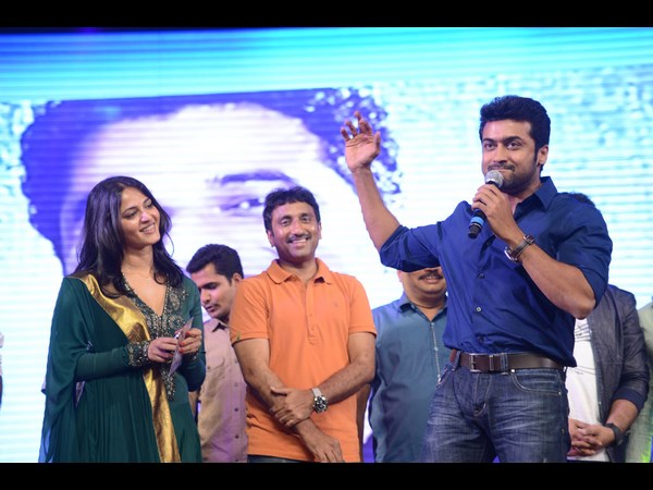 స్టేజీపై అనూష్క అదిరిపోయే డాన్స్ ...(ఫోటో ఫీచర్)