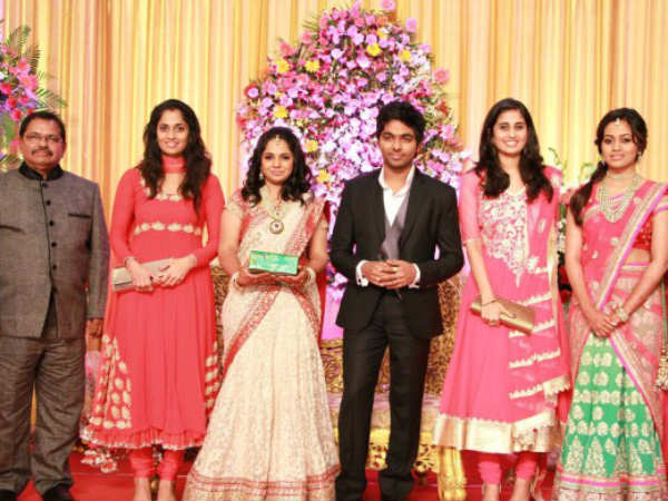 ఉదయం 10.25 గంటలకు ఏకమయ్యారు