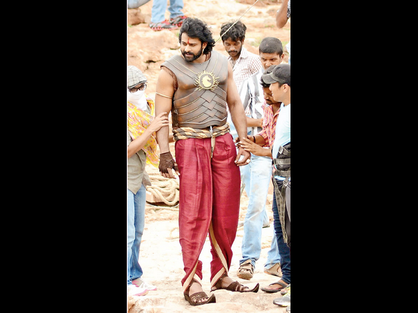  'బాహుబలి' ఫస్ట్ డే వర్కింగ్ స్టిల్స్ ( లీకెడ్ ఫోటోలు)