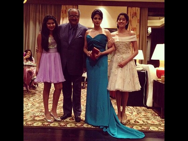 IIFA అవార్డుల కార్యక్రమంలో బోనీ కపూర్ ఫ్యామిలీ