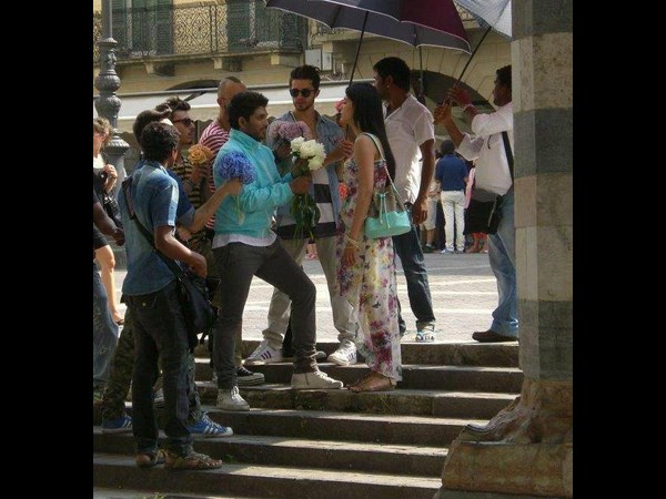 హీరోయిన్‌కు లవ్ ప్రపోజ్ చేస్తూ...