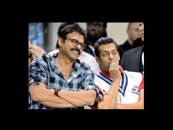 ఆసక్తిగా మ్యాచ్ తిలకిస్తూ..