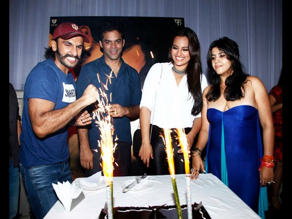 తండ్రి మరణంతో పాఖీ కృంగిపోతుంది