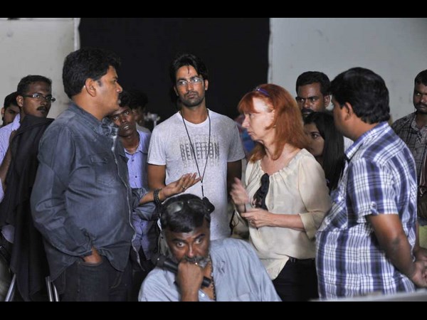 ‘ఐ' ఫీస్ట్‌గా ...