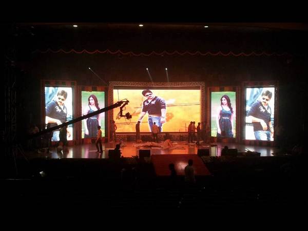 ఫ్యాన్స్ ధర్నా