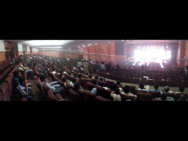 ఫస్ట్ లుక్ కేక...