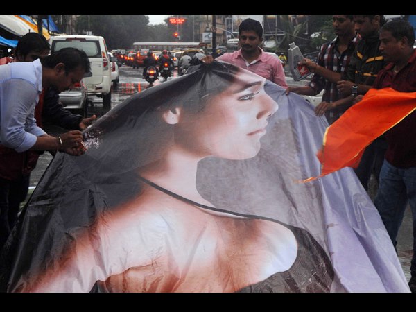 పోస్టర్ తగలబెడుతున్న దృశ్యం