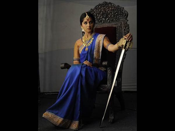 కత్తి పోరాటాలు చేస్తూ...