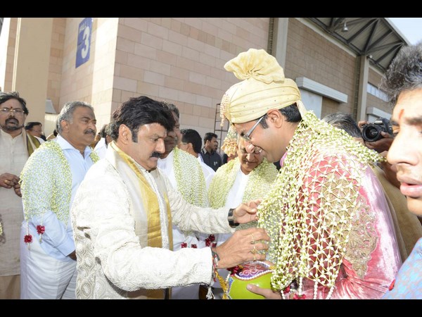 మల్లెపూల శాలువా...