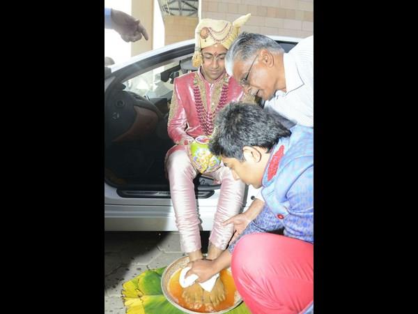 కాళ్లు తుడవటం..