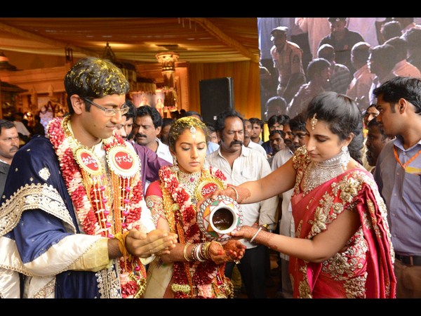 సెలబ్రిటీల సందడి