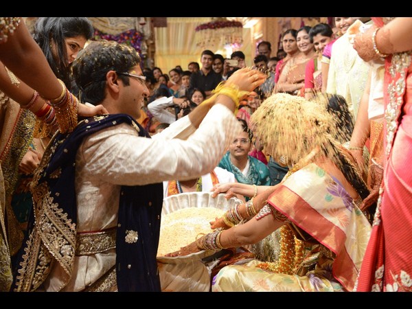 సినీ, రాజకీయ రంగాల ప్రముఖులు